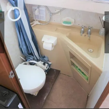 Instant Insolite Dans Un Bateau Aux Portes De La Camargue Attention Sanitaire A L'exterieur Du Bateau A 50 Metre 보트호텔 *