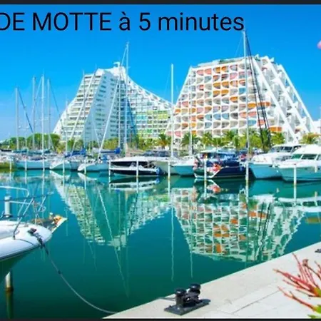 보트호텔 Instant Insolite Dans Un Bateau Aux Portes De La Camargue Attention Sanitaire A L'exterieur Du Bateau A 50 Metre